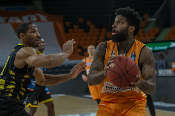 不仅是凭借 不仅是凭借