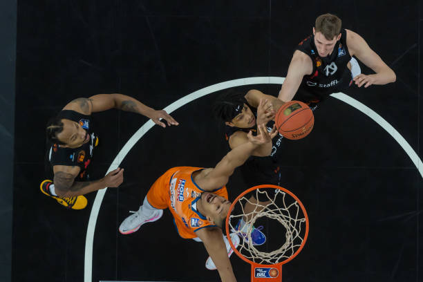 湖人开始显 湖人开始显